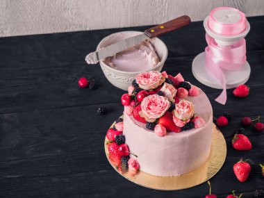 Pembe kek çilek ve çiçekler