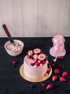 Pembe kek çilek ve çiçekler