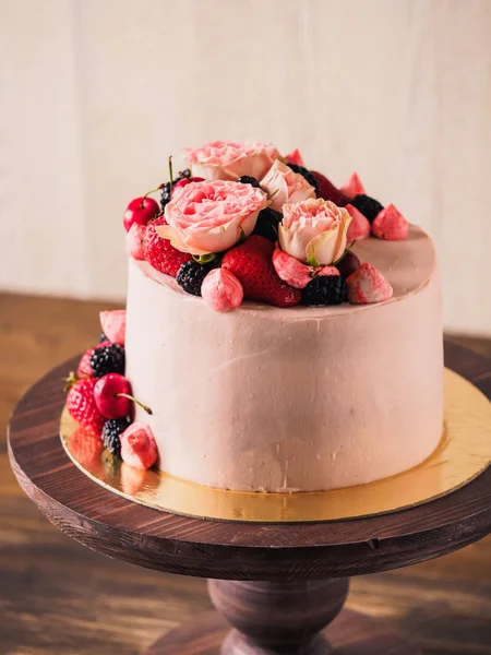 Pembe kek çilek ve çiçekler