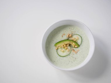 Salatalık yoğurt vejetaryen çorbası