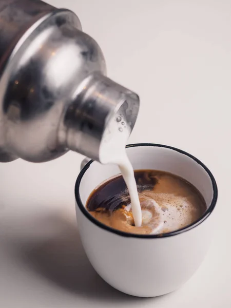 Fazendo xícara de café com leite — Fotografia de Stock