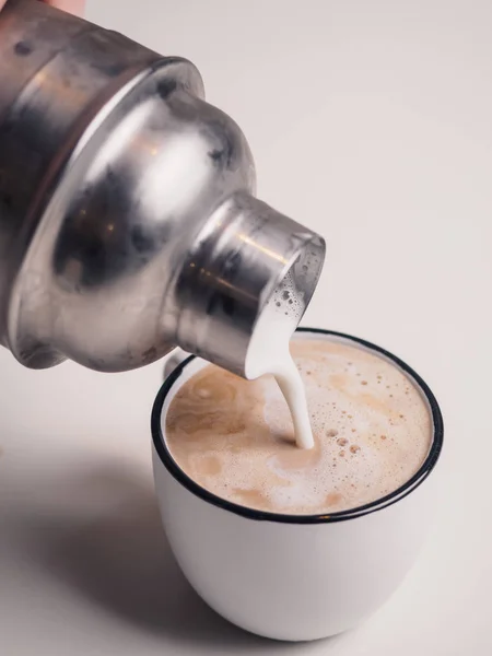 Καθιστώντας το φλιτζάνι του καφέ με γάλα — Φωτογραφία Αρχείου
