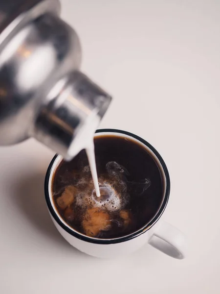 Fazendo xícara de café com leite — Fotografia de Stock