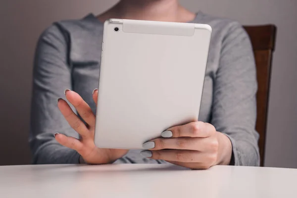 Komputer typu Tablet w ramionach — Zdjęcie stockowe