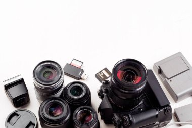 Beyaz masa fotoğrafçı donatım