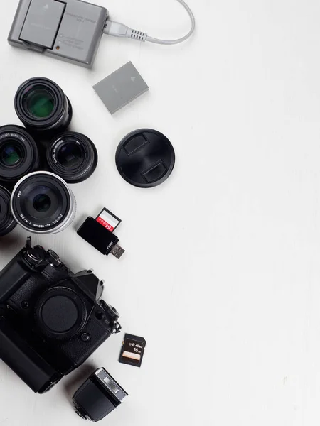 Vybavení fotografa na bílém stole — Stock fotografie