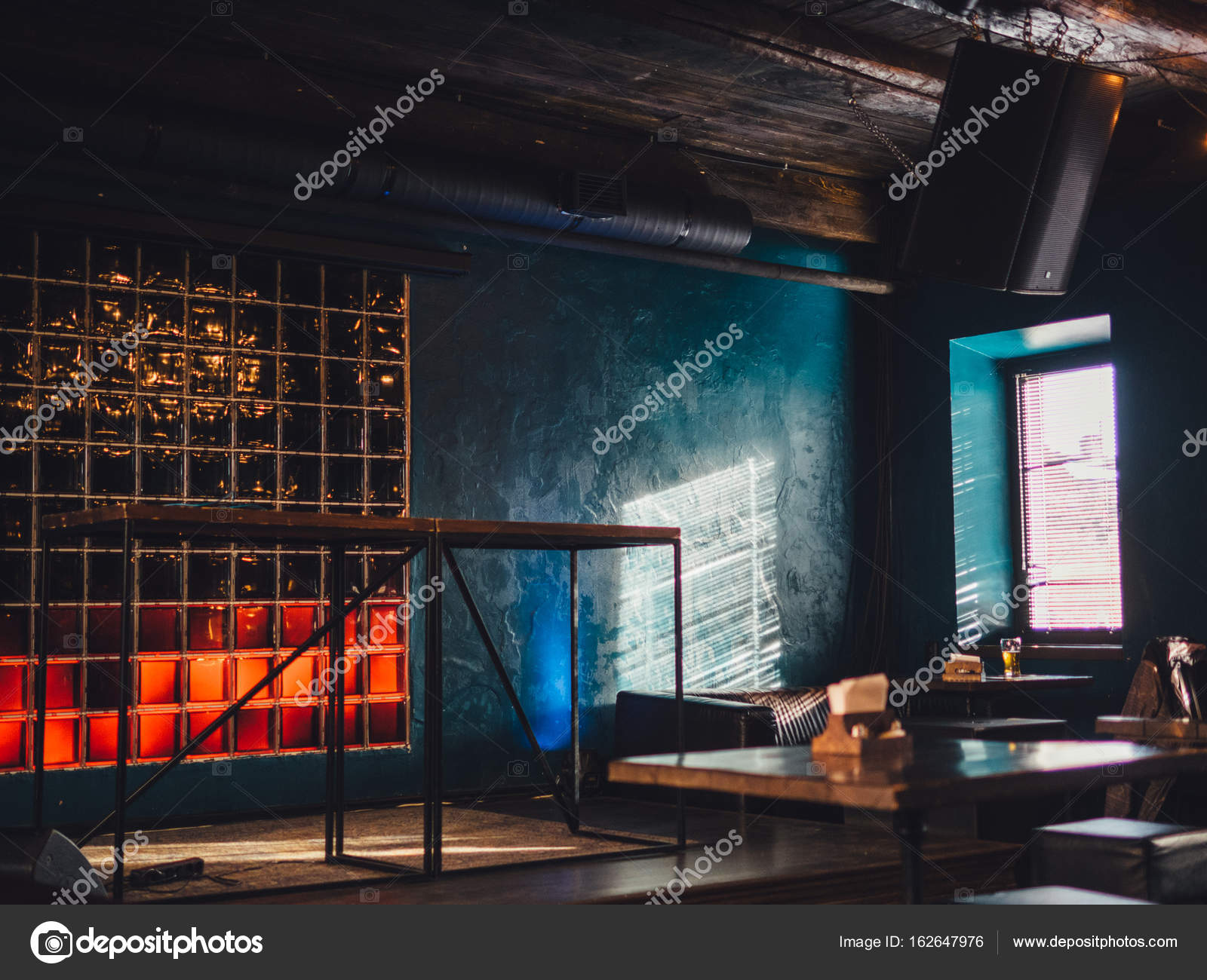 Loft-Stil Café Interieur mit Sonnenlicht — Stockfoto © paulzhuk ... Loft-Stil Café Interieur mit Sonnenlicht — Stockfoto © paulzhuk ...