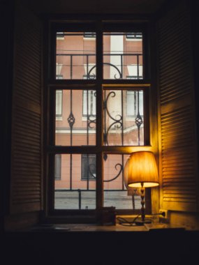 Jaluzi ile penceresinden görüntülemek