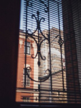 Jaluzi ile penceresinden görüntülemek