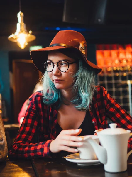 Caucásico chica joven en la cafetería — Foto de Stock