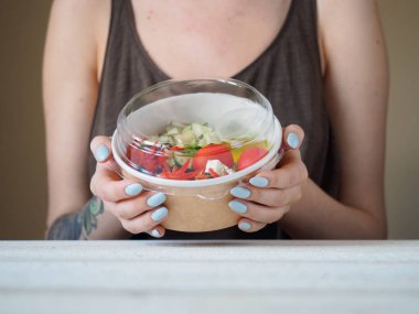 Karton konteyner kollarında Yunan salatası ile