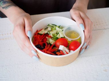 Karton konteyner kollarında Yunan salatası ile