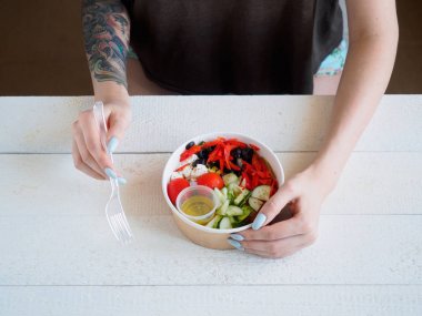 Karton konteyner kollarında Yunan salatası ile