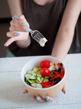 Karton konteyner kollarında Yunan salatası ile