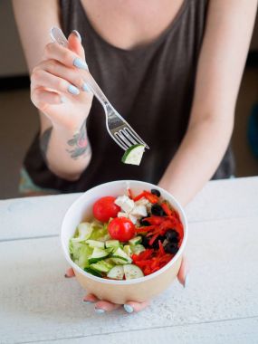 Karton konteyner kollarında Yunan salatası ile