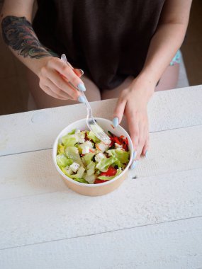 Karton konteyner kollarında Yunan salatası ile