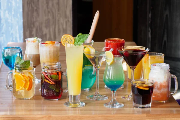 Dranken limonades milkshakes aan tafel — Stockfoto