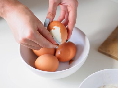 Yulaf ezmesi ve yumurta kahvaltı. Beyaz masa