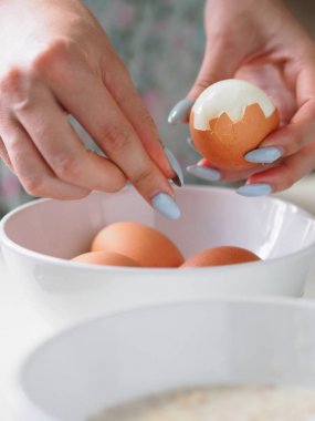 Yulaf ezmesi ve yumurta kahvaltı. Beyaz masa