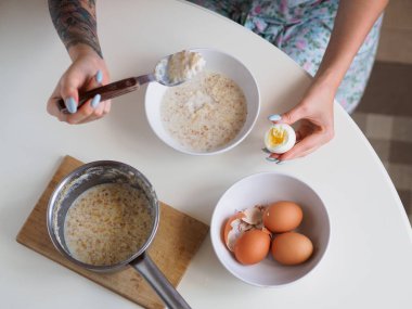 Yulaf ezmesi ve yumurta kahvaltı. Beyaz masa