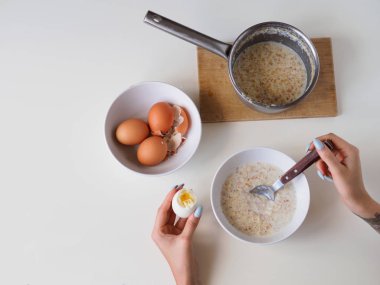 Yulaf ezmesi ve yumurta kahvaltı. Beyaz masa