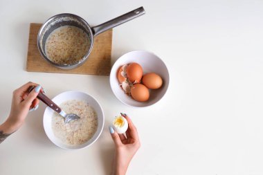 Yulaf ezmesi ve yumurta kahvaltı. Beyaz masa