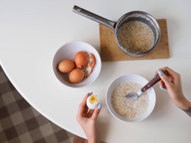 Yulaf ezmesi ve yumurta kahvaltı. Beyaz masa