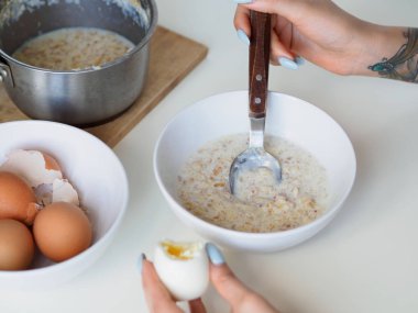 Yulaf ezmesi ve yumurta kahvaltı. Beyaz masa