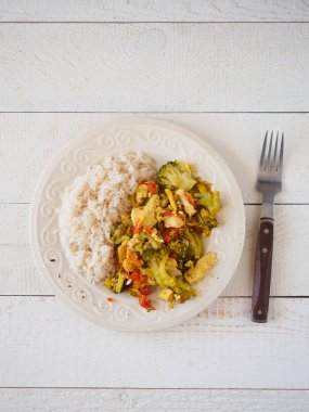 Tavuk pilav ve sebze ile. Beyaz ahşap masa