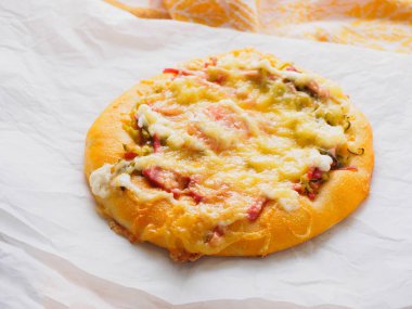 Klasik Rus pizza bir tablo üzerinde yuvarlak ev yapımı