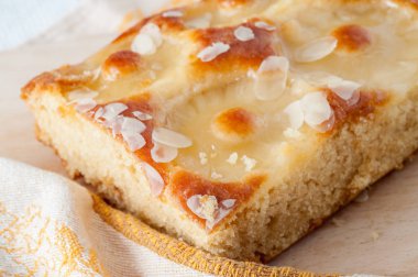 Ahşap bir masa üzerine tatlı ananas pasta