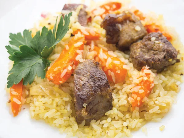 Beyaz bir tabak etli pilav