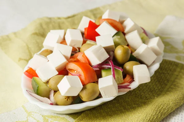 Beyaz tabakta yeşillikleri ile Yunan salatası