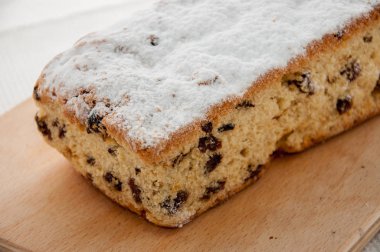 Resepsiyon masasında Üzümlü pasta