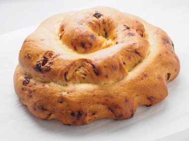 Tatlı çörek ekmek masanın üzerinde rulo