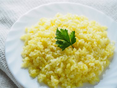 Pirinç ve masada yeşil beyaz tabak