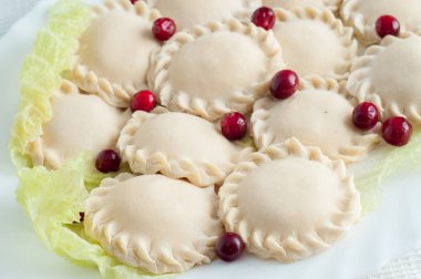 Yeşil Beyaz tabakta dondurulmuş köfte