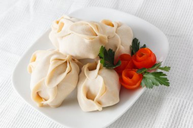 Yeşil Beyaz tabakta dondurulmuş köfte