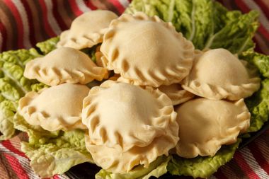 Yeşil Beyaz tabakta dondurulmuş köfte