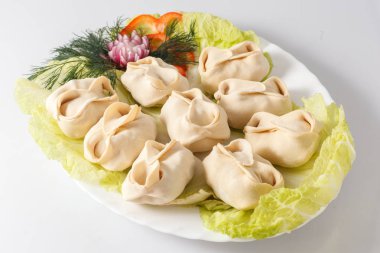 Yeşil Beyaz tabakta dondurulmuş köfte