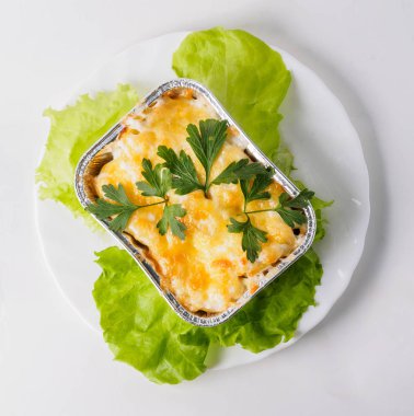 Patates graten folyo harf kutusunu çanak üzerinde