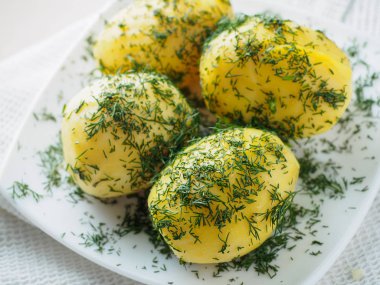 Haşlanmış patates dilimleri dilimleri ile yeşil plaka üzerinde