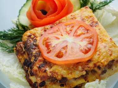 Lazanya et ve plaka üzerinde domates ile