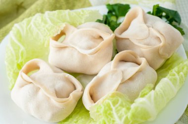 Yeşil Beyaz tabakta dondurulmuş köfte