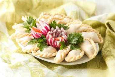 Yeşil Beyaz tabakta dondurulmuş köfte