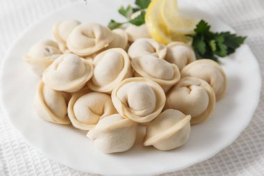 Yeşil Beyaz tabakta dondurulmuş köfte