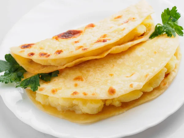 Кістибський татарський картопляний пиріг на білій тарілці — стокове фото