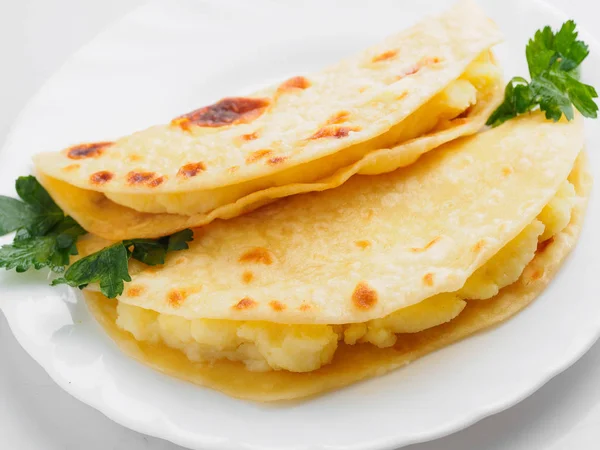 Torta de batata de tártaro kystybyi na placa branca — Fotografia de Stock