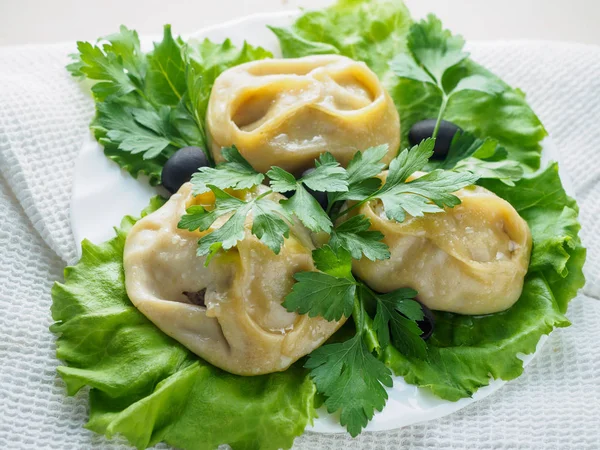 Sığır eti manta köfte etli plaka üzerinde