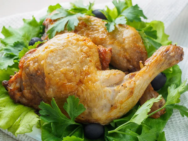 Patas fritas de pollo con verduras en el plato — Foto de Stock